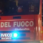 LATINA | Due auto distrutte dalle fiamme nella notte in via Sabaudia, indagini su un possibile incendio doloso