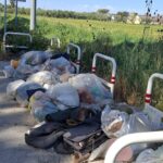 APRILIA | Quartiere Selciatella: disservizi nella raccolta rifiuti, erba alta e discariche