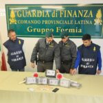FORMIA | Sequestrati oltre 17 chili di cocaina nascosti in un doppio fondo dell’auto: arrestata una donna