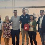 LATINA | Borgo Montello Volley e Fabio Zof donano un defibrillatore alla scuola “Prampolini”: un presidio di sicurezza per studenti e personale