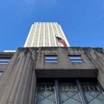 Proposta di matrimonio in cima all’Empire State Building: arrestata una coppia dopo lo striscione per la pace