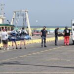 ARDEA | Catamarano in fiamme al largo di Tor San Lorenzo: due velisti salvati, uno è grave