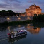 ROMA | Sul Tevere torna “Fitzcarraldo”, l’opera lirica in viaggio sul battello nel cuore della Capitale