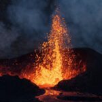 Etna in eruzione, chiusi gli aeroporti di Catania e Comiso: voli cancellati e migliaia di passeggeri in difficoltà
