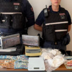 ROMA | Oltre tre chili di cocaina nascosti nel cruscotto dell’auto: arrestato 63enne