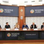 il tavolo della conferenza stampa