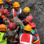 Nepal, due operai estratti vivi da un tunnel dopo nove giorni dall’alluvione